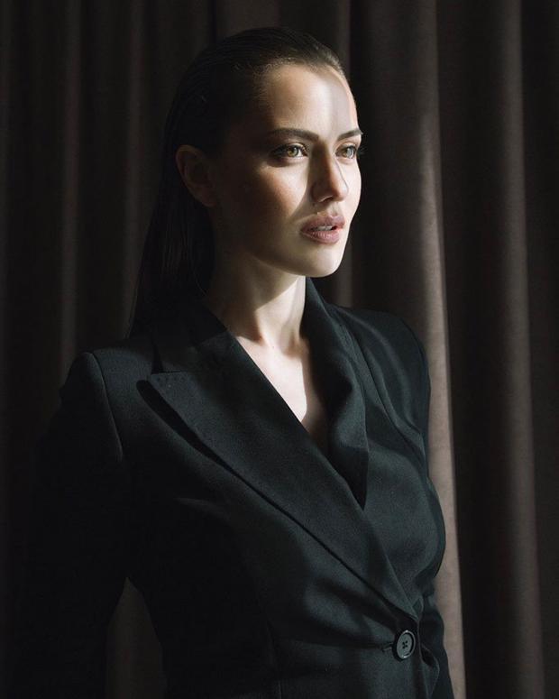 Fahriye Evcen - Actress