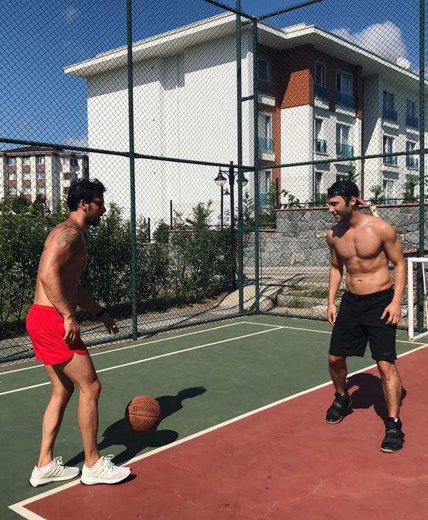 Seckin Ozdemir is playing basketball