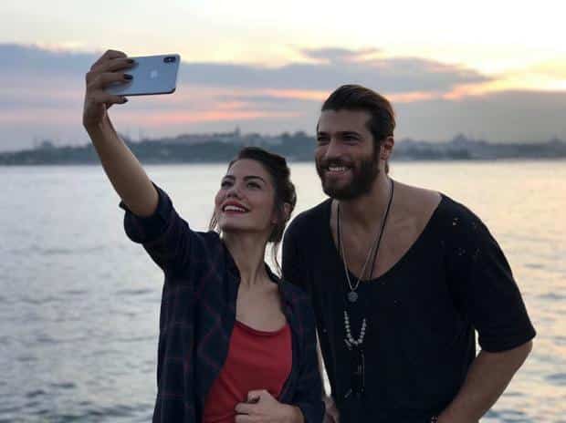 Can Yaman and Demet Ozdemir Selfy