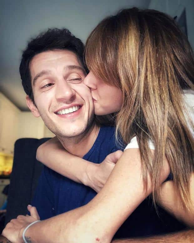 Melis Isiten is kissing her spouse Uraz Kaygilaroglu