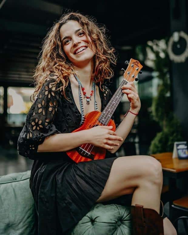 Asli Bekiroglu playing ukulele