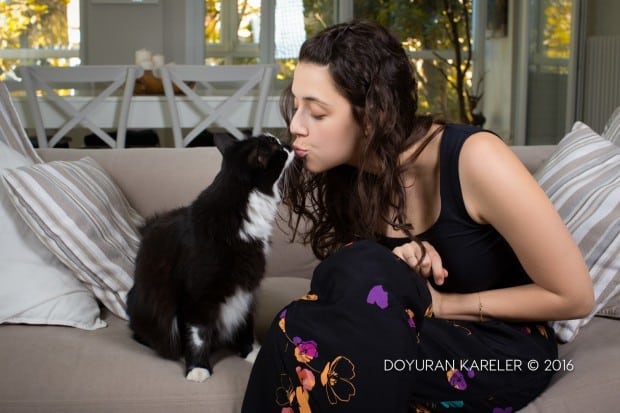 Melis birkan shooting with cat