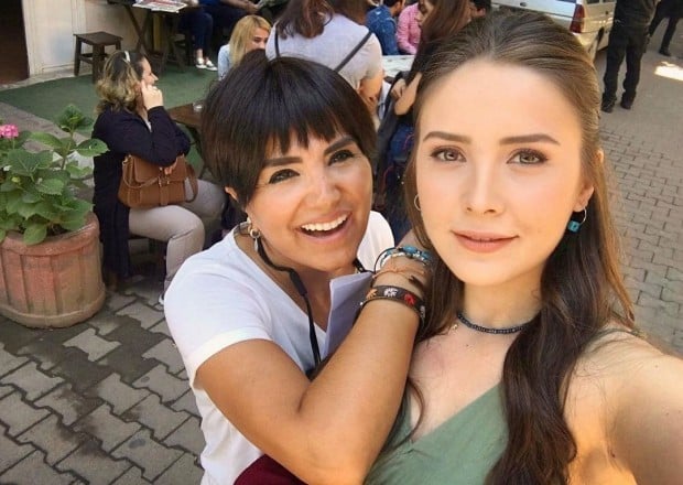 Selin Sezgin selfy with actress friend