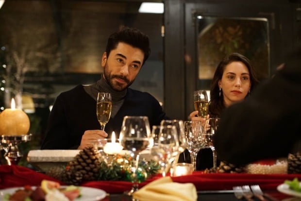 gokhan alkan and oyku karayel drink champange