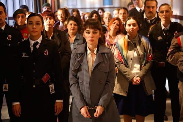 Demet Evgar in Avlu tv series