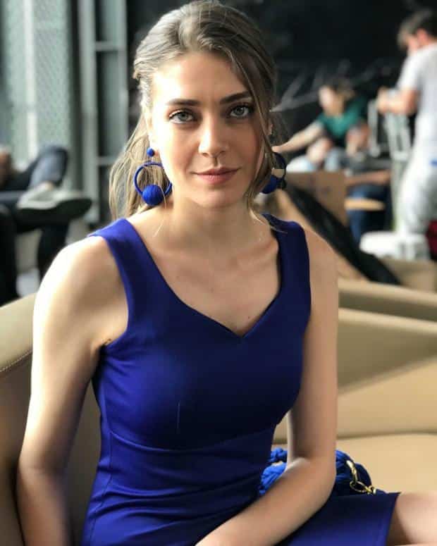 Oznur Serceler (Blue Dress)