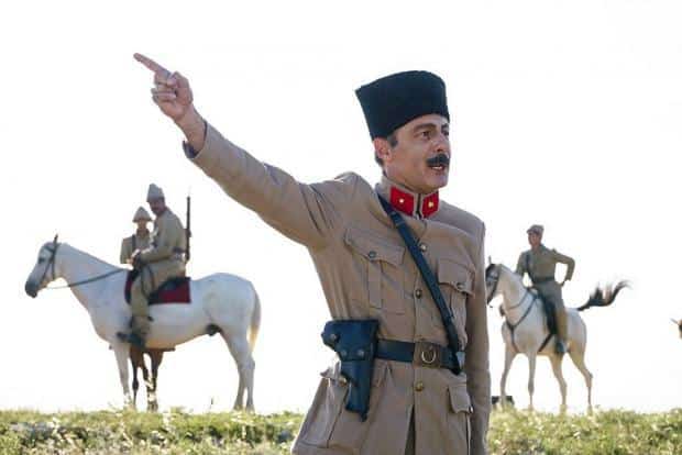 Ahmet Saracoglu as Ismet Inonu